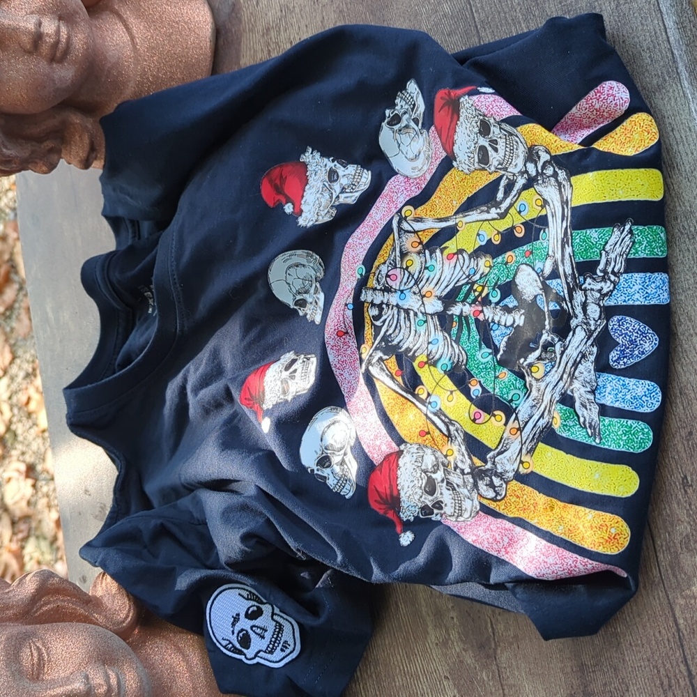 NWT 🎄🎁PLAY DEAD THIS CHRISTMAS x PEACE GARDEN DESIGNS🎁🎄 SS Navy TEE ❤️ Sz L